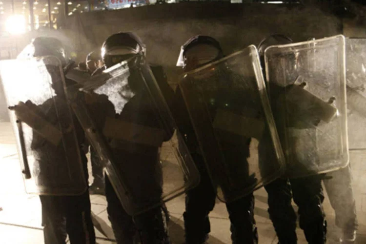 
	Pol&iacute;cia b&uacute;lgara monta guarda em manifesta&ccedil;&atilde;o em frente ao Pal&aacute;cio Nacional da Cultura, onde os partidos pol&iacute;ticos que participaram das elei&ccedil;&otilde;es participaram de uma confer&ecirc;ncia de imprensa
 (Pierre Marsaut/Reuters)