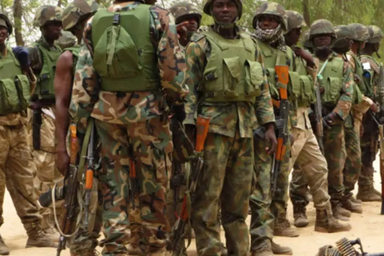 Soldados nigerianos durante uma parada na vila de Baga, no estado nigeriano de Borno (Tim Cocks/Reuters)