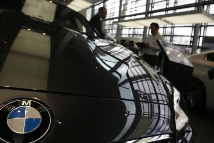 Clientes andando andando em torno dos carros da montadora de luxo BMW na sede da companhia, em Munique, na Alemanha (Michael Dalder/Reuters)