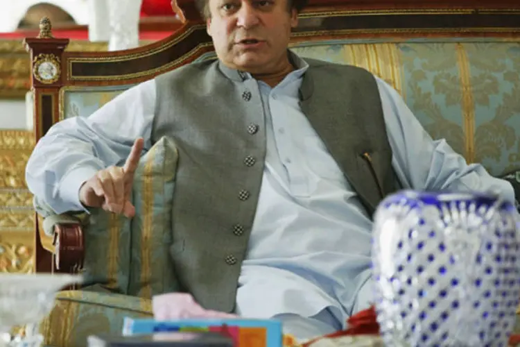 Nawaz Sharif, líder da Liga Muçulmana do Paquistão (PML-N), conversa com jornalistas estrangeiros em sua residência em Lahore (Damir Sagolj/Reuters)