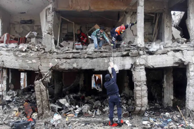 Equipes de busca e resgate trabalham em prédio destruído no local de uma explosão na cidade de Reyhanli, perto da fronteira entre a Turquia e a Síria (Umit Bektas/Reuters)