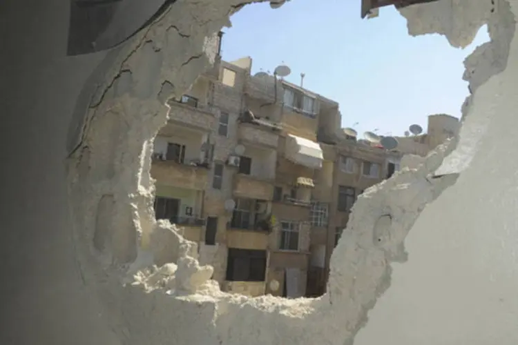 
	Muro danificado &eacute; visto Damasco, na S&iacute;ria: a postura francesa bate de frente com a da R&uacute;ssia, que se declarou a favor de que tanto Ir&atilde; como Ar&aacute;bia Saudita estejam presentes
 (Agência Sana/divulgação via Reuters)