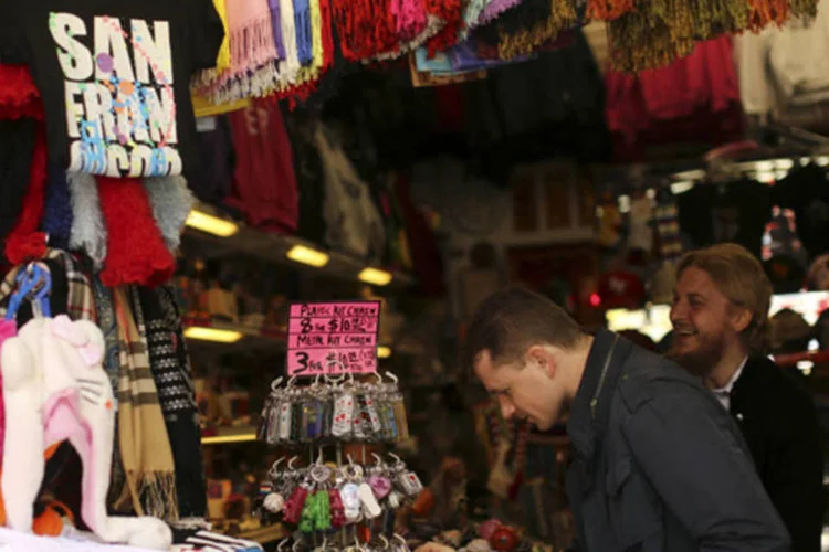 Consumidor olha produtos de uma loja de souvenir em São Francisco, na Califórnia (Robert Galbraith/Reuters)