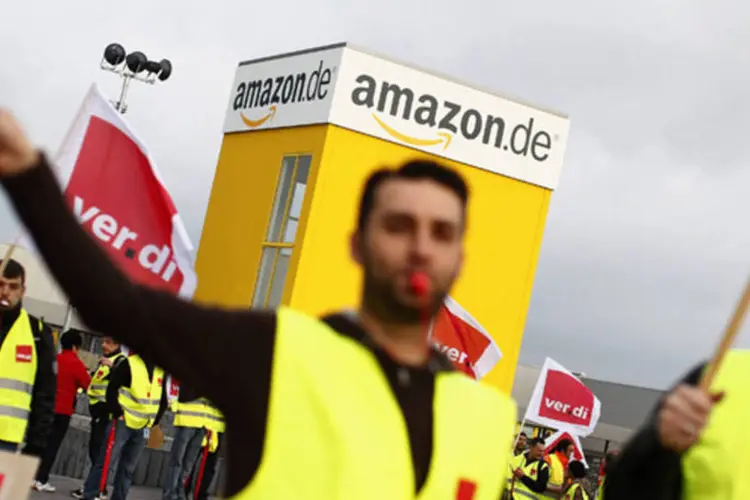 
	Trabalhadores da Amazon em uma manifesta&ccedil;&atilde;o de greve organizada pelo sindicato Verdi
 (Lisi Niesner/Reuters)