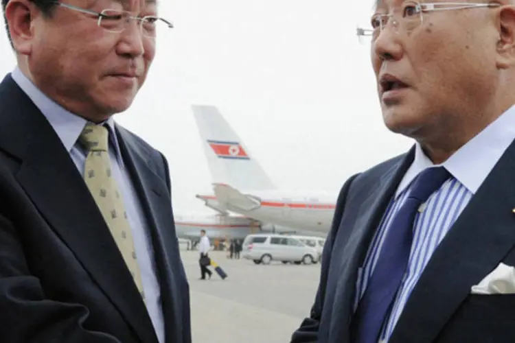 Isao Iijima, assessor do primeiro-ministro japonês, é recebido no aeroporto de Pyongyang, na Coreia do Norte (Kyodo/Reuters)