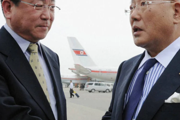 Isao Iijima, assessor do primeiro-ministro japonês, é recebido no aeroporto de Pyongyang, na Coreia do Norte (Kyodo/Reuters)