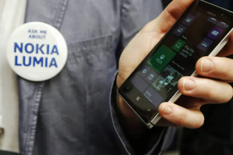 Funcionário posa com novo Lumia 925 durante lançamento do smartphone, em Londres (Luke MacGregor/Reuters)