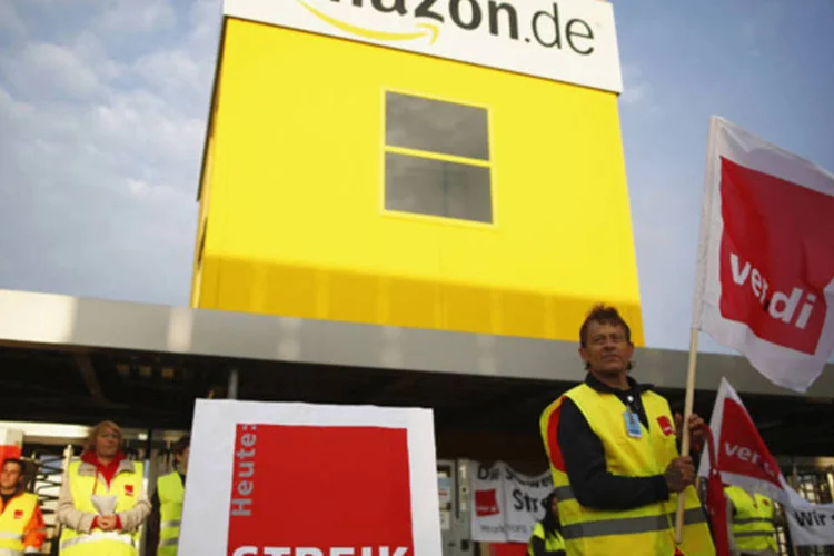 Trabalhadores nos depósitos das operações alemãs da varejista online Amazon.com entraram em sua primeira greve no dia 14 deste mês, em uma disputa por salários e benefícios (Lisi Niesner/Reuters)