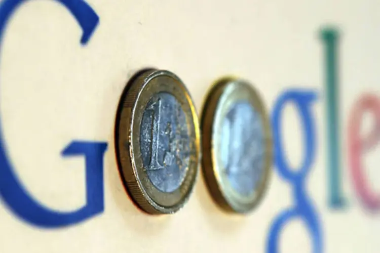 
	Foto ilustrativa mostra o logotipo do Google com duas moedas do euro: em 2011, a companhia pagou apenas 6 milh&otilde;es de libras em conceito de imposto de sociedades no pa&iacute;s
 (Michael Dalder/Reuters)