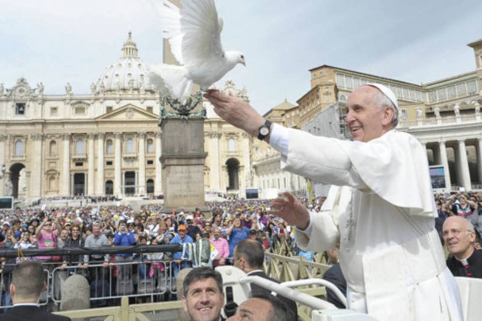 Papa Francisco segura uma pomba antes da audiência geral de quarta na Praça de São Pedro, no Vaticano