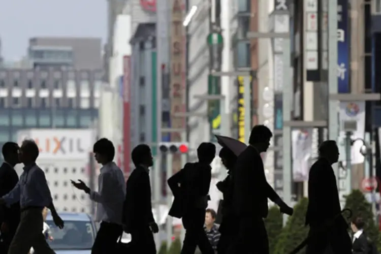 Pedestres atravessam a rua no distrito comercial de Ginza, em Tóquio, no Japão (Toru Hanai/Reuters)