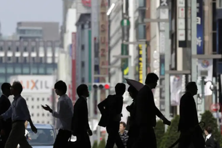 
	Pedestres atravessam a rua no distrito comercial no Jap&atilde;o:&nbsp;vice-diretor-gerente do FMI acredita que &quot;seria muito dif&iacute;cil alcan&ccedil;ar a meta da infla&ccedil;&atilde;o de 2% no in&iacute;cio de 2015&quot;
 (Toru Hanai/Reuters)