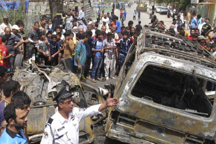 Moradores aglomeram-se em volta de local onde carro-bomba explodiu em Sadr City, em Bagdá (Mohammed Ameen)