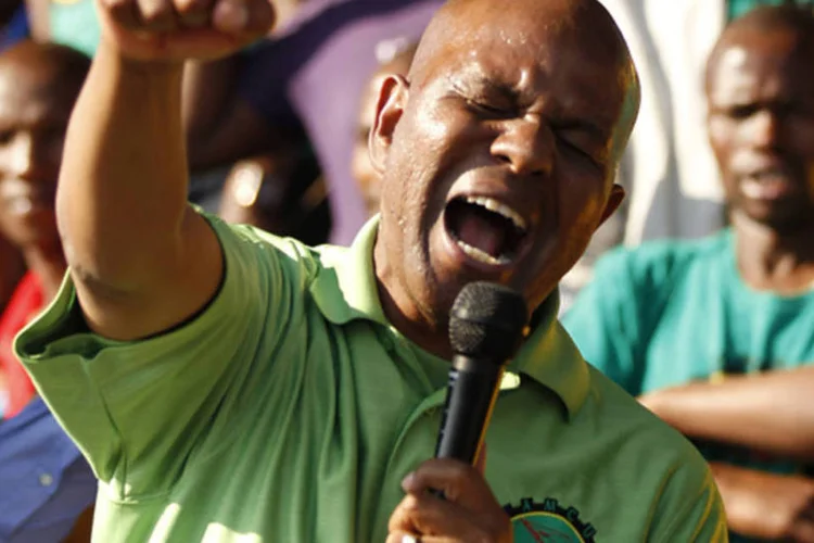 Presidente da Associação de Mineiros e Sindicato da Construção (AMCU) durante discurso para a comunidade mineradora durante greve na mina de platina da Lonmin em Rustenburg (Siphiwe Sibeko/Reuters)