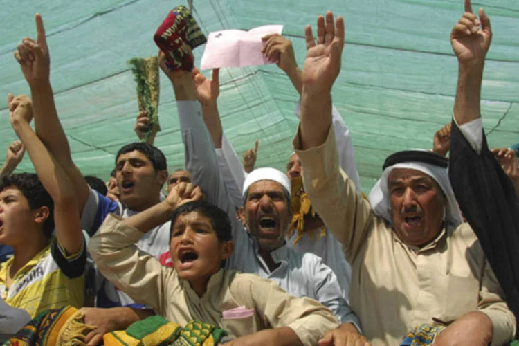 Iraquianos sunitas em uma manifestação contra o governo no centro da cidade de Samarra, no Iraque (Bakr al-Azzawi/Reuters)