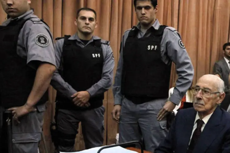 
	Jorge Videla escuta veredito por crimes cometidos durante a ditadura: o&nbsp;ex-ditador foi condenado em 2010 &agrave; pris&atilde;o perp&eacute;tua por delitos de lesa-humanidade.
 (Enrique Marcarian / Reuters)