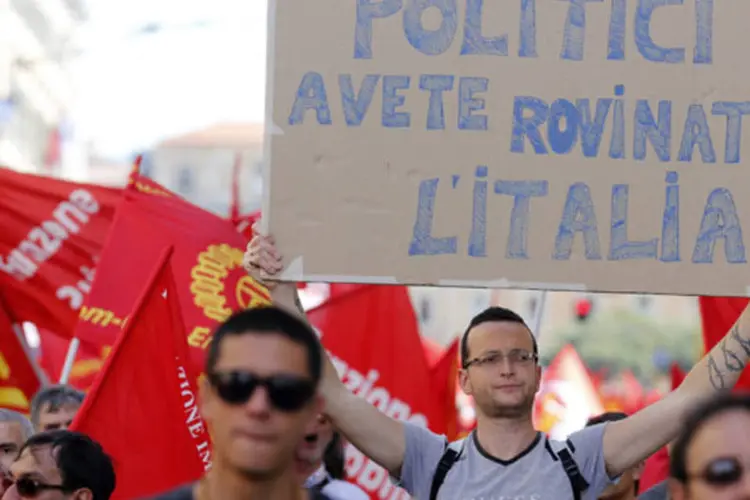 Membro de sindicato de metalúrgicos italiano segura cartaz durante manifestação em Roma: desemprego na Zona do Euro subiu para 12,2% em abril, marcando novo recorde (Stefano Rellandini/Reuters)
