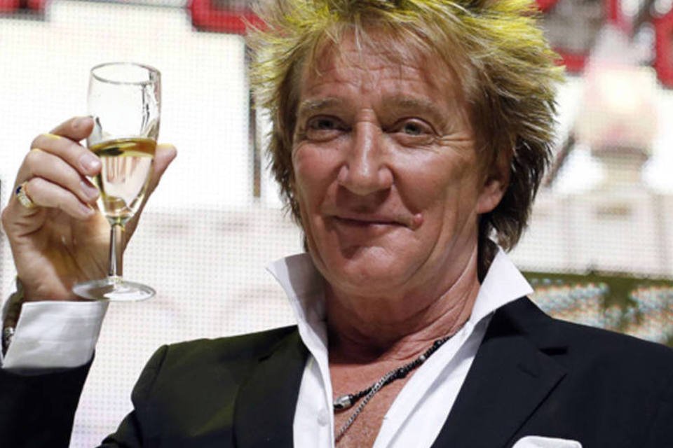 Rod Stewart volta ao 1º lugar no Reino Unido após 34 anos