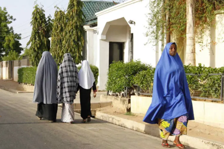 Mulheres caminham em uma rua residencial em Maiduguri, no Niger: (Afolabi Sotunde/Reuters)