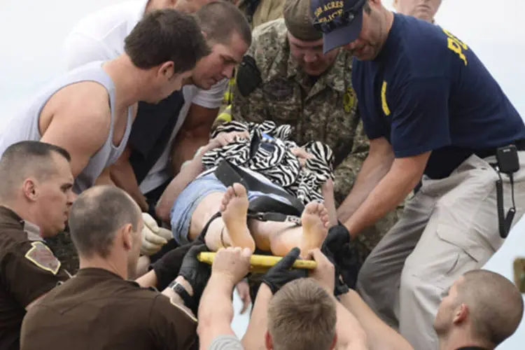 Equipes de resgate ajudam uma das 15 pessoas presas em um prédio do complexo hospitalar de Moore, após o tornado que atingiu a cidade (Gene Blevins/Reuters)
