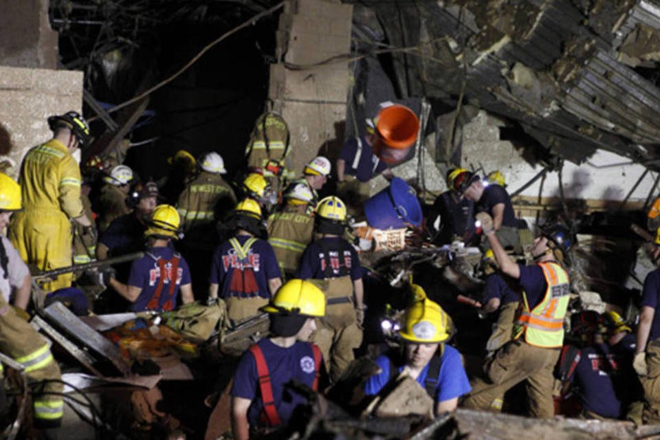 Resgate busca sobreviventes de tornado em Oklahoma