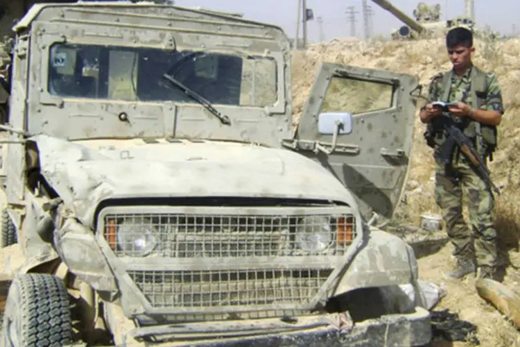 Fotografia divulgada pela agência nacional de notícias da Síria, Sana, mostra um veículo israelensesendo usado por rebeldes na cidade de Qusair, na Síria (SANA/Reuters)