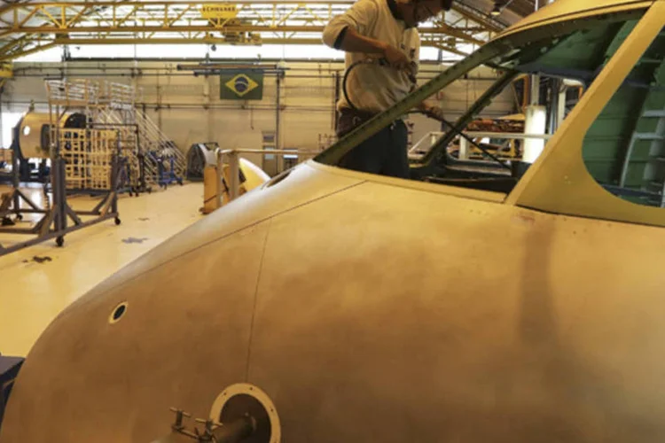 
	Funcion&aacute;rio trabalha na linha de montagem de avi&atilde;o da Embraer, em S&atilde;o Jos&eacute; dos Campos
 (Nacho Doce/Reuters)
