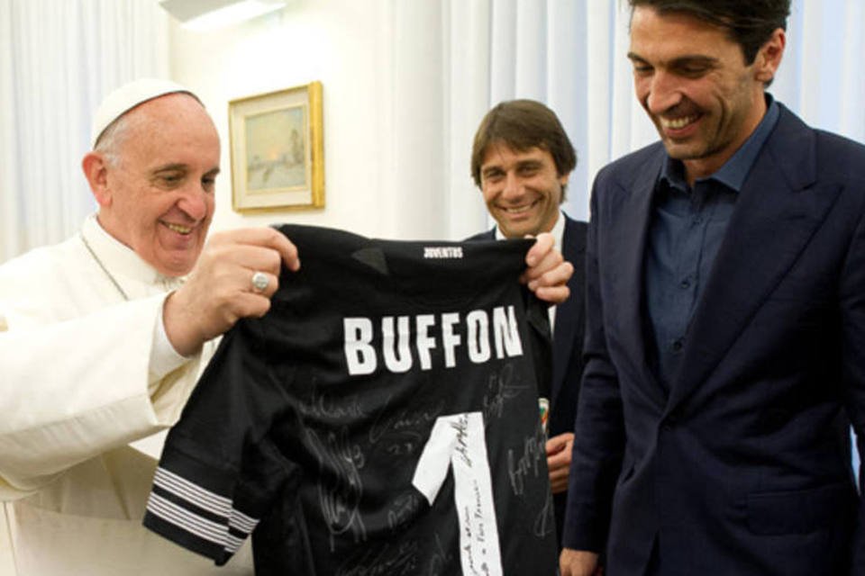 Papa Francisco recebe uma camisa do Juventus como presente do goleiro Gianluigi Buffon (d) e do técnico Antonio Conte  (Osservatore Romano/Reuters)
