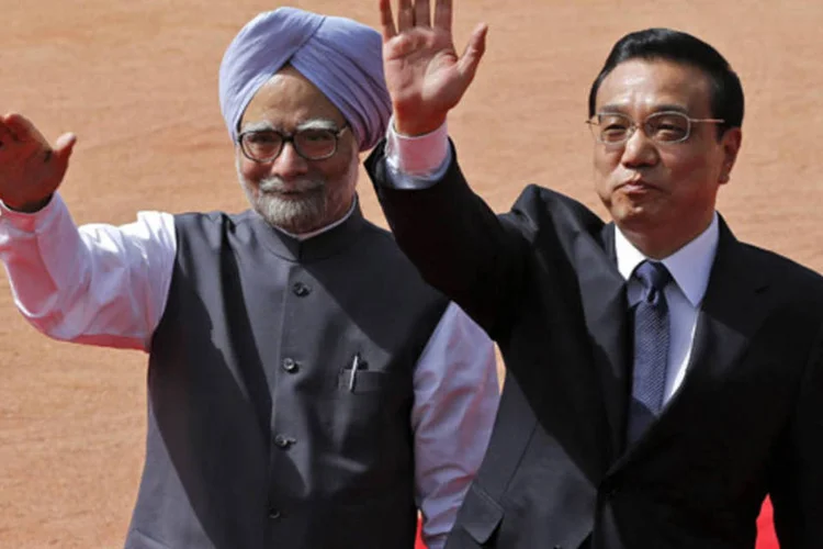 Primeiro-ministro chinês,  Li Keqiang, com o primeiro-ministro indiano, Manmohan Singh, durante a cerimônia de recepção no palácio presidencial (Adnan Abidi/Reuters)