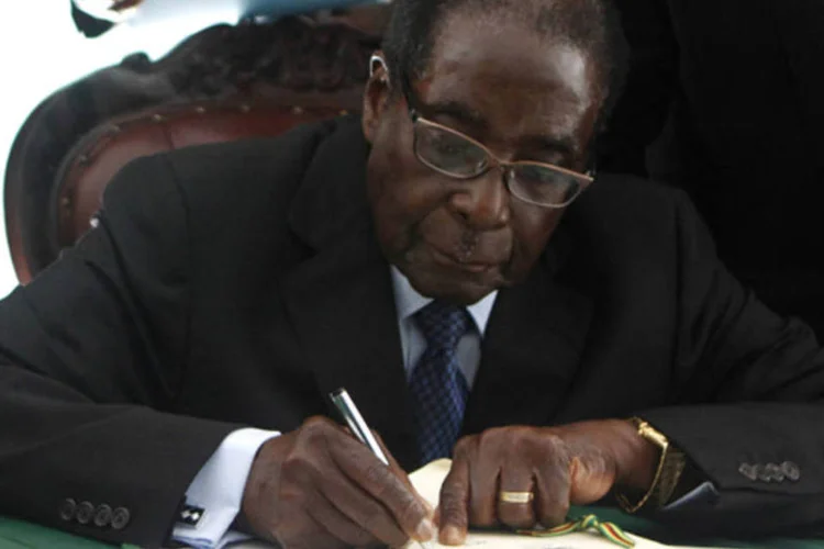Presidente do Zimbábue, Robert Mugabe, sanciona a nova Constituição do país na capital Harare (Philimon Bulawayo/Reuters)