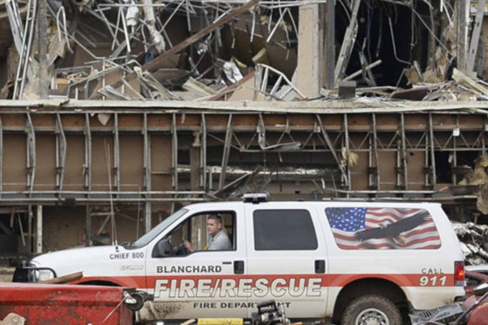 Equipes de resgate buscam sobreviventes em Oklahoma