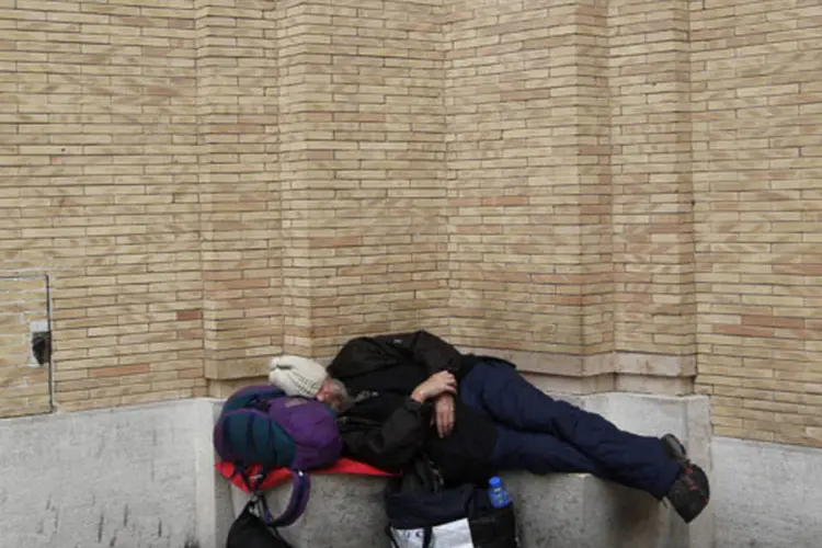 Homem desabrigado dorme em frente à Praça de São Pedro, em Roma: (Max Rossi/Reuters)