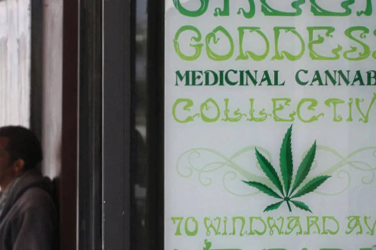 Homem em frente a um dispensário de maconha medicinal em Los Angeles, Califórnia (Jonathan Alcorn/Reuters)