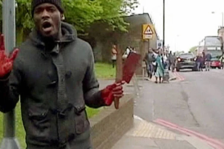 
	V&iacute;deo com um dos suspeitos: Adebowale foi acusado pelo crime na noite dessa quarta. O outro suspeito, Michael Adebolajo, de 28 anos, continua hospitalizado
 (ITV News via Reuters)