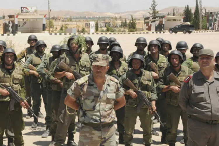 Forças de segurança leais ao presidente da Síria, Bashar al-Assad, participam de exercício de campo em localização desconhecida (SANA/Reuters)