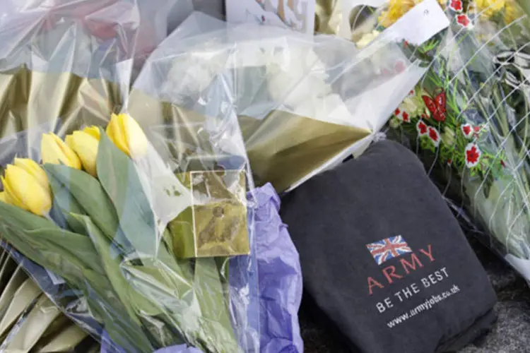 Homenagens deixadas próxima do local onde um soldado britânico foi morto durante um atentado em Woolwich, no sudeste de Londres (Luke MacGregor/Reuters)
