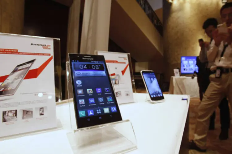 Smartphone da Lenovo: companhia tem feito negócios de forma agressiva para ganhar destaque no mercado de PCs, estratégia que está mudando para smartphones e tablets (Bobby Yip/Reuters)