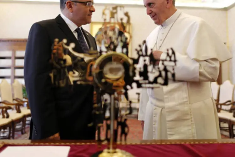 Papa Francisco conversa com o presidente de El Salvador, Mauricio Funes, após receber uma cruz de presente durante encontro no Vaticano (Alessandro Bianchi/Reuters)
