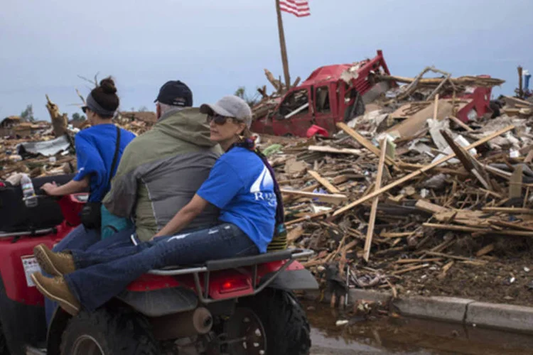 Morados trafegando em sua vizinhança na cidade de Moore, em Oklahoma, três dias após a cidade ser atingida por um tornado (Adrees Latif/Reuters)