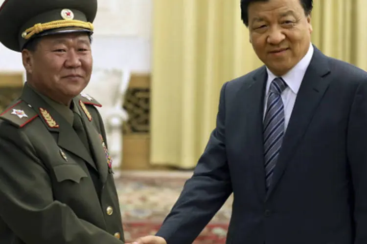 Liu Yunshan, membro do comitê político permanente do Partido Comunista, cumprimenta Choe Ryong-haeenviado especial do líder norte-coreano, Kim Jong-un (China Daily/Reuters)