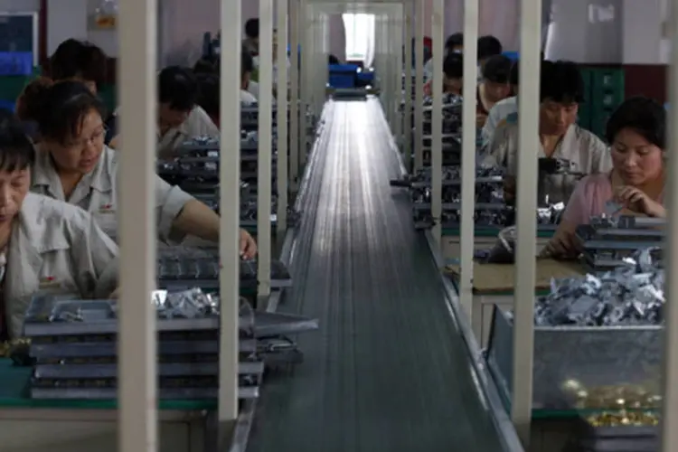 
	A atividade industrial da China encolheu a primeira vez&nbsp;em sete meses em maio
 (William Hong/Reuters)