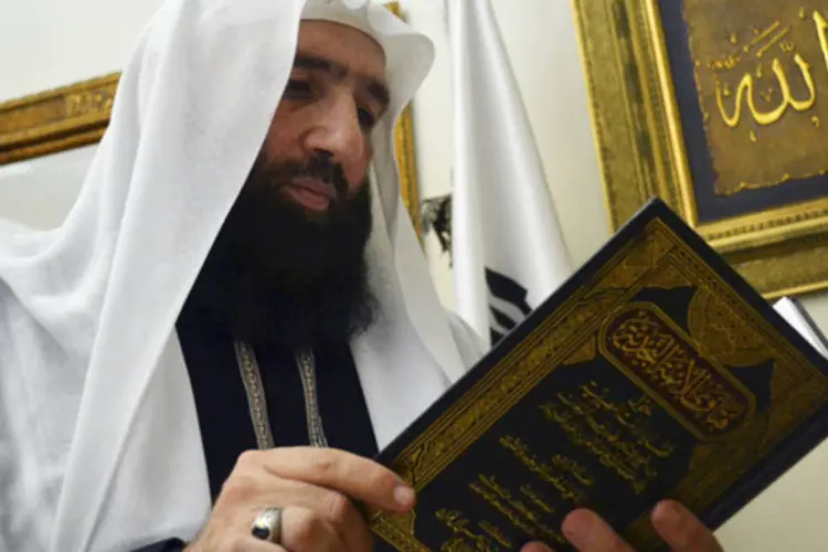 Clérigo islâmico Omar Bakri, fundador do grupo islâmico britânico banido Al Muhajiroun, durante entrevista com a Reuters em Tripoli, no norte do Líbano (Stringer/Reuters)