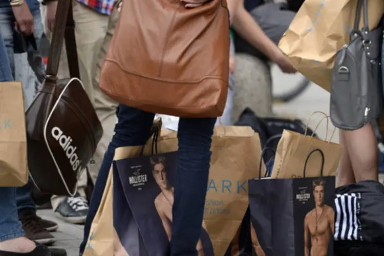 
	Consumidores descansando com suas sacolas no centro de Hanover, na Alemanha: crescimento mais forte do que o esperado de Alemanha a Portugal tamb&eacute;m ajudou
 (Fabian Bimmer/Reuters)