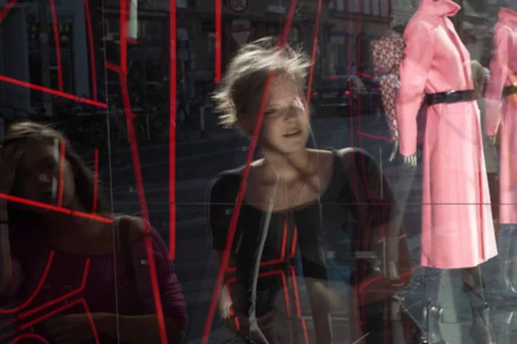 Consumidores olhando a vitrine de uma loja de roupas na rua Rosenthaler, em Berlim: índice de confiança de negócios subiu para 105,7 em maio (Fabrizio Bensch/Reuters)