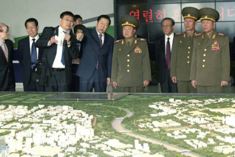 Choe Ryong-hae, enviado especial do líder norte-coreano, Kim Jong-un, visita Zona de Desenvolvimento Técnico e Econômico de Pequim, na China (KCNA/Reuters)