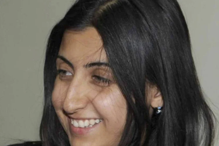 Yara Abbas, repórter do canal de notícias al-Ikhbariya, em uma foto de divulgação distribuída pela agência nacional de notícias da Síria SANA (SANA/Divulgação via Reuters)