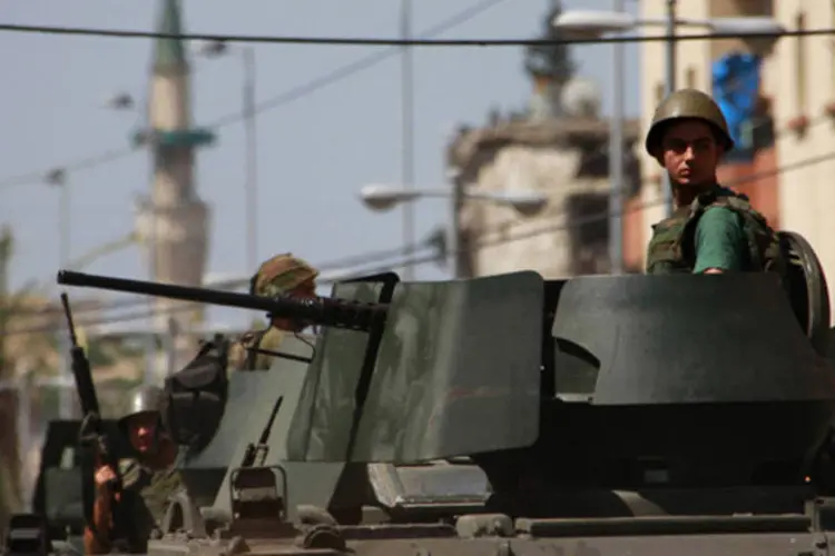 Soldados do exército libanês em seus veículos militares após uma série de confrontos entre sunitas e alauitas na cidade portuária de Trípoli, no Líbano (Omar Ibrahim/Reuters)