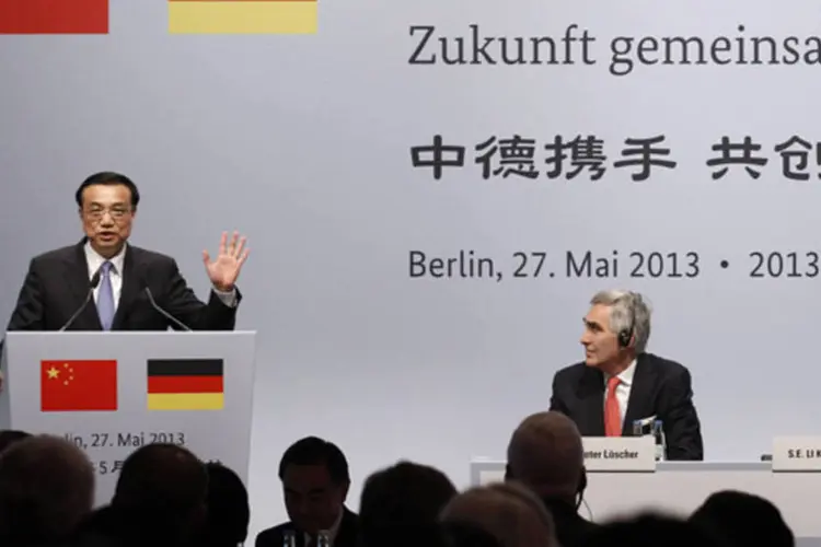 Primeiro-ministro chinês Li Keqiang discursa em Berlim, na Alemanha: político descreveu crescimento de 7,7% no primeiro trimestre deste ano como "apropriado" (Tobias Schwarz/Reuters)