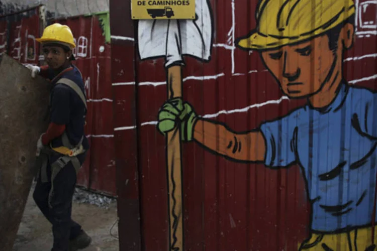 
	Funcion&aacute;rio trabalha em &aacute;rea de constru&ccedil;&atilde;o de pr&eacute;dio residencial em S&atilde;o Paulo: de acordo com a CNI, &ldquo;o otimismo dos empres&aacute;rios n&atilde;o mostra sinais de melhora e mant&eacute;m a tend&ecirc;ncia de queda&rdquo;
 (Nacho Doce/Reuters)