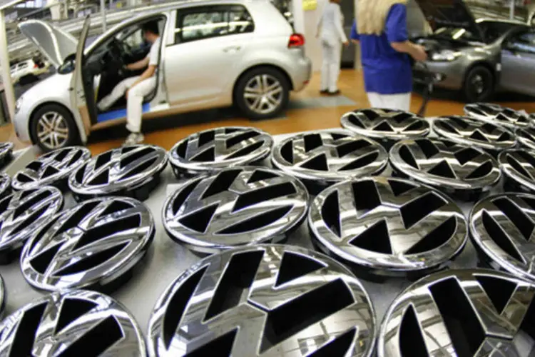
	Funcion&aacute;rios da Volkswagen: &nbsp;montadora disse que suas vendas na Europa cresceram 7,9 por cento no m&ecirc;s passado, bem acima do crescimento de 3 por cento no mercado em geral
 (Christian Charisius/Reuters)